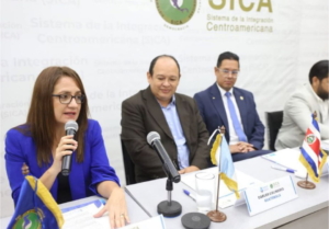 Delegaciones centroamericanas participan en una sesión institucional del SICA relacionada con agua y saneamiento.