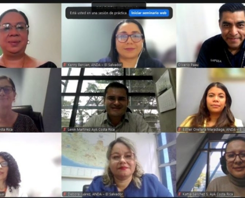 Participantes de AKUAL, ANDA, AyA y FOCARD-APS en una reunión virtual sobre fortalecimiento del sector de agua y saneamiento en Centroamérica.